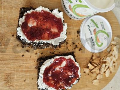 Saldūs sumuštiniai su aviečių džemu ir migdolų drožlėmis Žingsnis 3