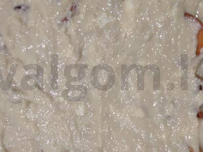 Puikus kefyro pyragas su džiovintais obuoliais Žingsnis 5