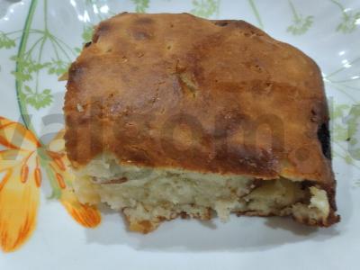 Puikus kefyro pyragas su džiovintais obuoliais pagrindine nuotrauka