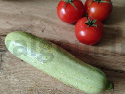 Cukinijų blynai su česnaku ir pomidorais Žingsnis 1