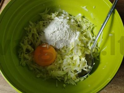 Cukinijų blynai su česnaku ir pomidorais Žingsnis 2