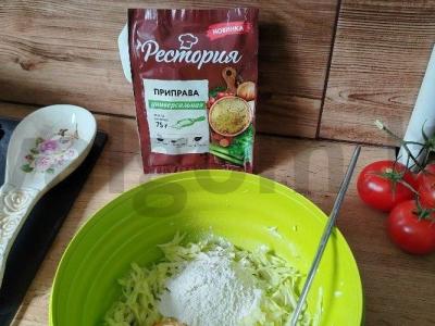 Cukinijų blynai su česnaku ir pomidorais Žingsnis 3