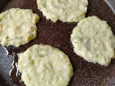 Cukinijų blynai su česnaku ir pomidorais Žingsnis 4