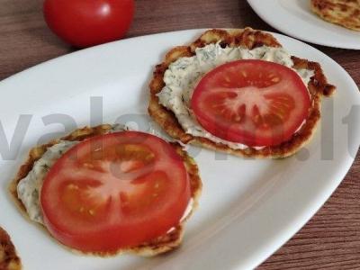 Cukinijų blynai su česnaku ir pomidorais pagrindine nuotrauka