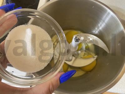 Blynai, įdaryti svogūnais ir kiaušiniais Žingsnis 1