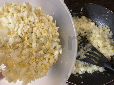 Blynai, įdaryti svogūnais ir kiaušiniais Žingsnis 10