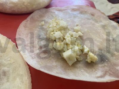 Blynai, įdaryti svogūnais ir kiaušiniais Žingsnis 11