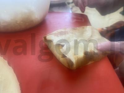 Blynai, įdaryti svogūnais ir kiaušiniais Žingsnis 12