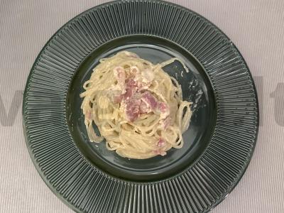 Pasta „Carbonara“ su parmezanu pagrindine nuotrauka