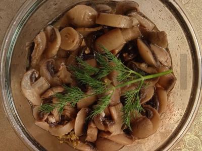 Marinuoti pievagrybiai per 30 minučių pagrindine nuotrauka