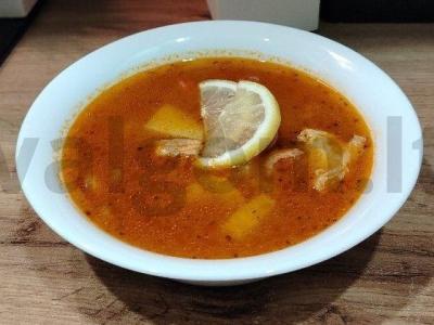 Greita solianka su mėsa ir dešrelėmis pagrindine nuotrauka