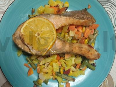 Lašišos steikas su meksikietiškais daržovėmis oro grilyje pagrindine nuotrauka