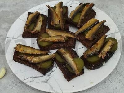 Sumuštiniai su šprotais „Borodino“ pagrindine nuotrauka