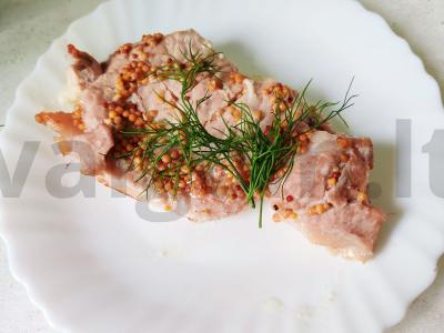 Kepta kiaulienos nugarinė su grūdėta garstyčia pagrindine nuotrauka