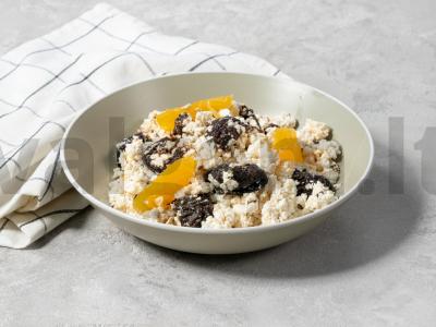 Aromatingas džiovintas slyvas arbatoje pagrindine nuotrauka