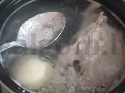 Borsčas vištienos sultinyje „Žiema-šaltis“ Žingsnis 1