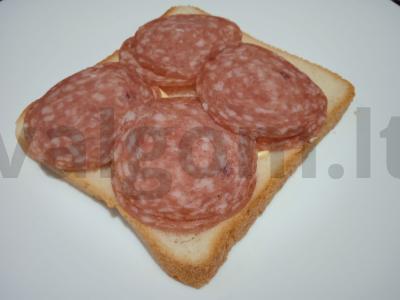 Karšti sumuštiniai su rūkytomis dešromis, alyvuogėmis ir dviem sūrio rūšimis Žingsnis 2