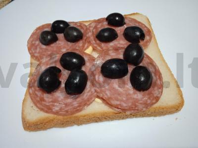 Karšti sumuštiniai su rūkytomis dešromis, alyvuogėmis ir dviem sūrio rūšimis Žingsnis 3