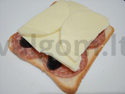 Karšti sumuštiniai su rūkytomis dešromis, alyvuogėmis ir dviem sūrio rūšimis Žingsnis 4