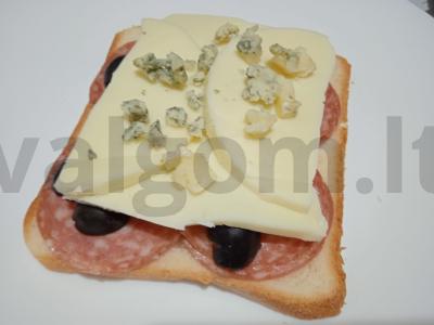Karšti sumuštiniai su rūkytomis dešromis, alyvuogėmis ir dviem sūrio rūšimis Žingsnis 5