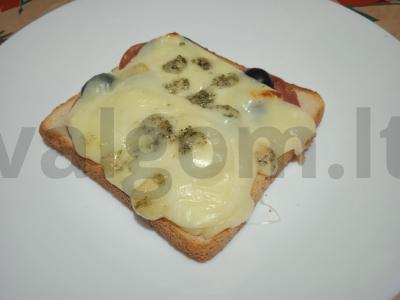 Karšti sumuštiniai su rūkytomis dešromis, alyvuogėmis ir dviem sūrio rūšimis Žingsnis 6