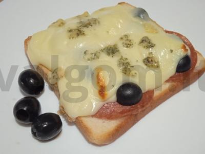 Karšti sumuštiniai su rūkytomis dešromis, alyvuogėmis ir dviem sūrio rūšimis pagrindine nuotrauka