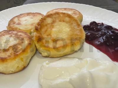 Sūrio blynai su apelsinų žievele pusryčiams pagrindine nuotrauka