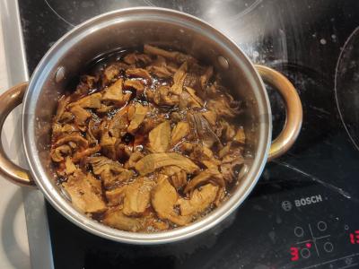 Troškinta kopūstai su džiovintais baltais grybais Žingsnis 1