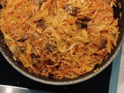 Troškinta kopūstai su džiovintais baltais grybais pagrindine nuotrauka