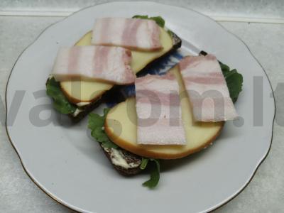 Sumuštiniai su rūkytu sūriu ir šonine pagrindine nuotrauka