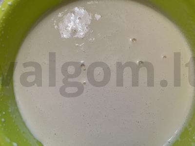 Auksiniai blynai su varškės sūrio, dešros ir marinuotų agurkų įdaru Žingsnis 1