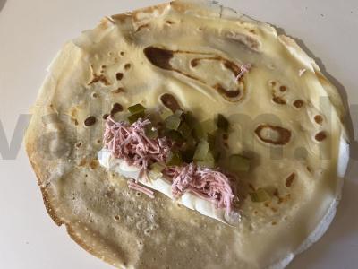 Auksiniai blynai su varškės sūrio, dešros ir marinuotų agurkų įdaru Žingsnis 9