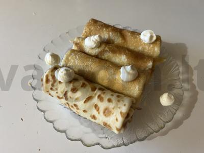 Auksiniai blynai su varškės sūrio, dešros ir marinuotų agurkų įdaru pagrindine nuotrauka