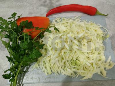 Keksas su šviežia kopūstais ir rūkytomis dešromis Žingsnis 2