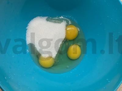 Uogų tortas su šokoladiniu biskvitu Žingsnis 1