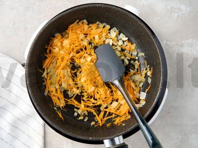 Sūrio sriuba su dešra ir kiaušiniu Žingsnis 2