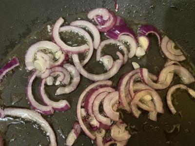 Keptos vištienos salotos su funčozomis ir daržovėmis Žingsnis 1