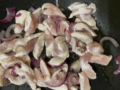 Keptos vištienos salotos su funčozomis ir daržovėmis Žingsnis 2