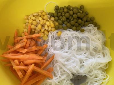 Keptos vištienos salotos su funčozomis ir daržovėmis Žingsnis 5