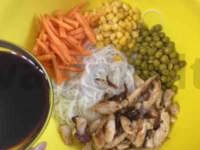 Keptos vištienos salotos su funčozomis ir daržovėmis Žingsnis 6