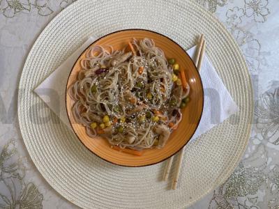 Keptos vištienos salotos su funčozomis ir daržovėmis pagrindine nuotrauka