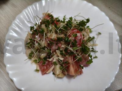 Salotas su garstyčiomis ir mikrožalumynais pagrindine nuotrauka