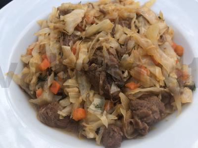 Sultinys su troškinta jautiena pagrindine nuotrauka