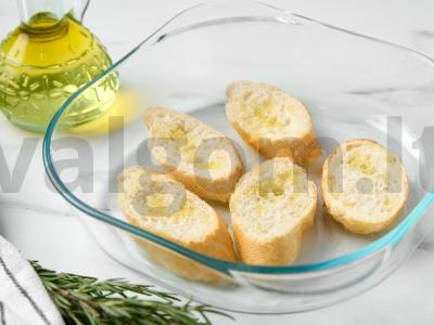 Krostinai su plakta feta, granatu ir žolelėmis Žingsnis 2