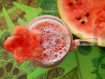 Vaisių ir braškių kokteilis su avižų pienu pagrindine nuotrauka