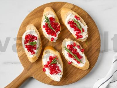 Krostinai su plakta feta, granatu ir žolelėmis Žingsnis 6