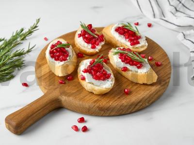 Krostinai su plakta feta, granatu ir žolelėmis pagrindine nuotrauka