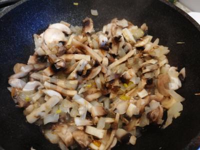 Sluoksniuotas mielinis pyragas su vištiena ir grybais Žingsnis 4