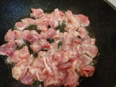 Sluoksniuotas mielinis pyragas su vištiena ir grybais Žingsnis 6