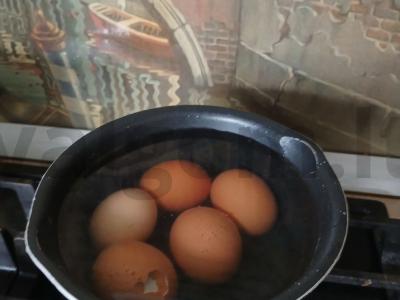 Salotas su kiaušiniais ir salotų lapais Žingsnis 1